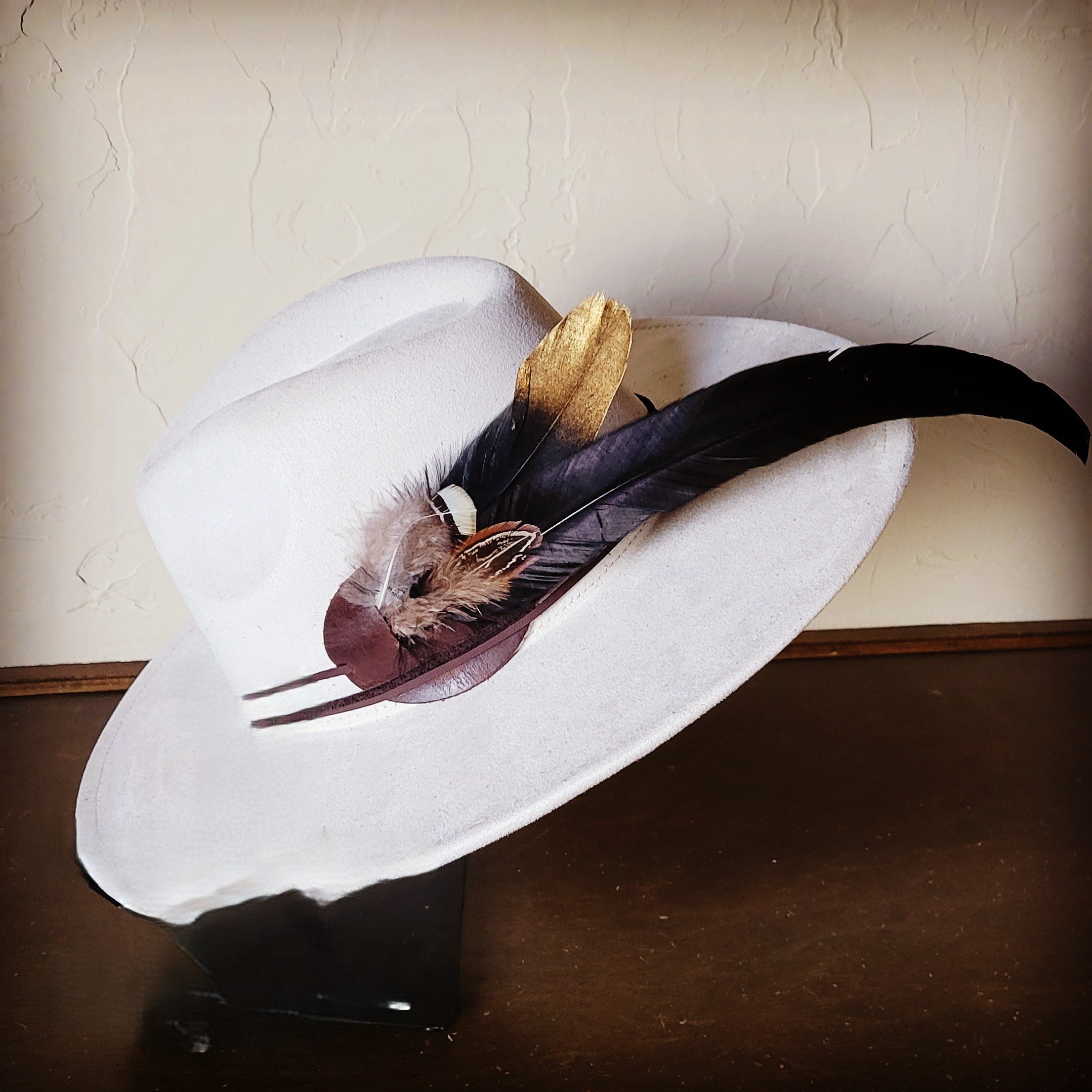 **Black and Gold Feather Band 983e No stone